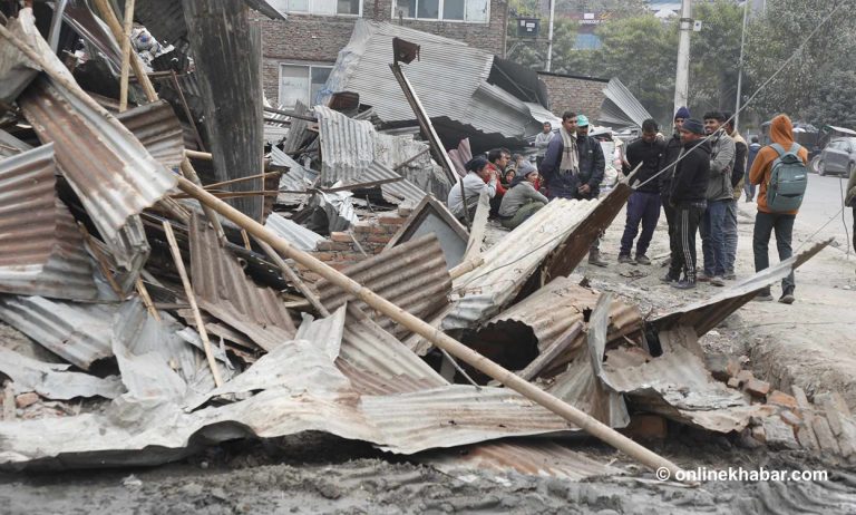 आलोकनगरमा सार्वजनिक जग्गा मिचेर बनाइएका संरचनामा महानगरको डोजर (तस्वीरहरू)