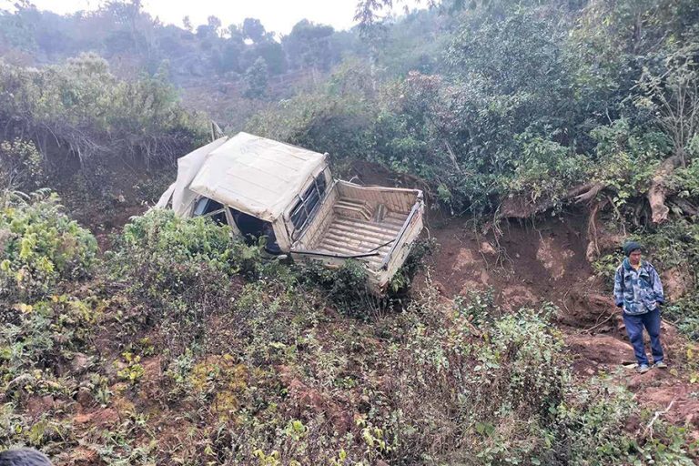 तनहुँमा जन्ती बोकेको गाडी दुर्घटना हुँदा २ जनाको मृत्यु, १६ घाइते   