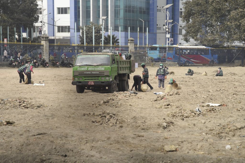 खुलामञ्च माटो सफा गर्न सुरु, दुबो रोपेर गोलपोस्ट राख्दै महानगर