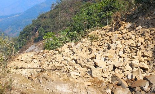 सुक्खा पहिरोले शुक्रबारदेखि खाँदबारी–किमाथाङ्का सडक अवरुद्ध   
