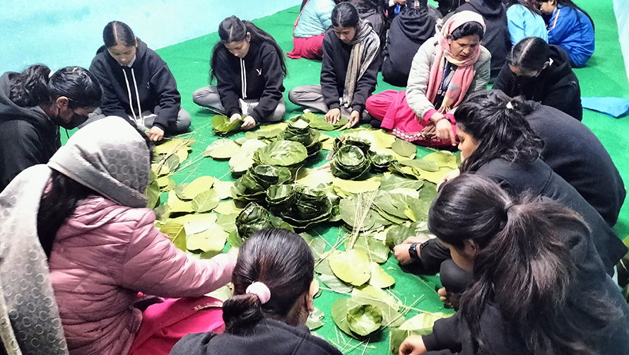 गुल्मीको सिद्धबाबामा विद्यार्थीलाई दुना-टपरी बनाउने तालिम  