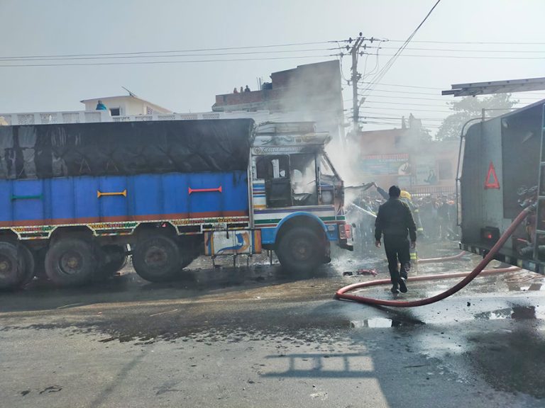 विराटनगरमा ट्रकको ठक्करबाट स्कुटर चालकको मृत्यु, ट्रकमा आगजनी