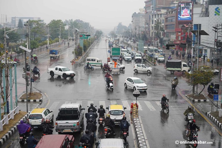 वर्षाले बिथोल्यो काठमाडौंको दिनचर्या (तस्वीरहरू)