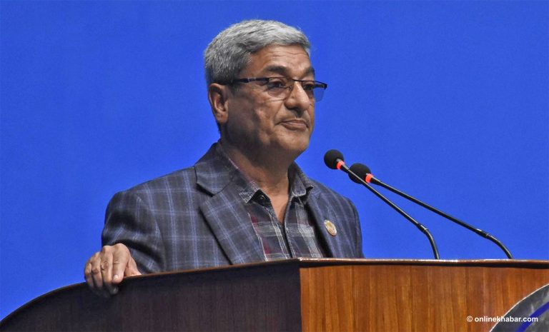 प्रधानमन्त्री पीडामा भएकाले धेरै टिप्पणी गर्दिनँ : रमेश लेखक