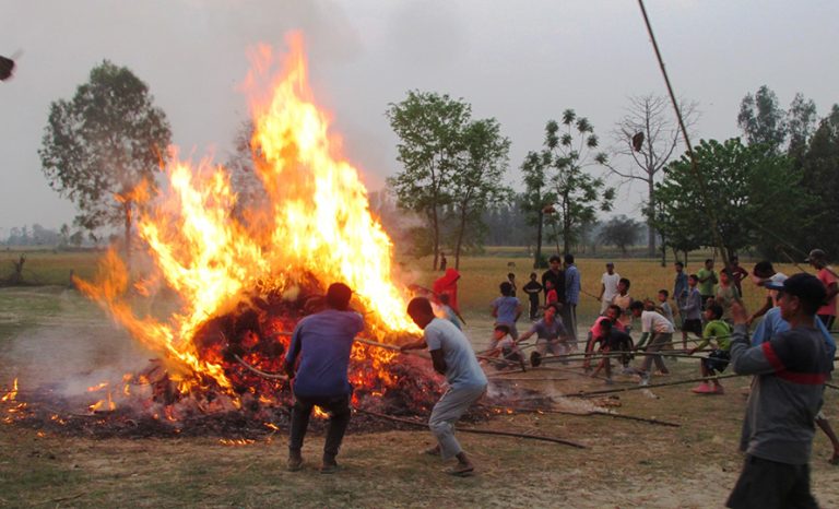 होलिका जलाएको खरानी लगाएर होली मनाउँदै कञ्चनपुरका थारु समुदाय   