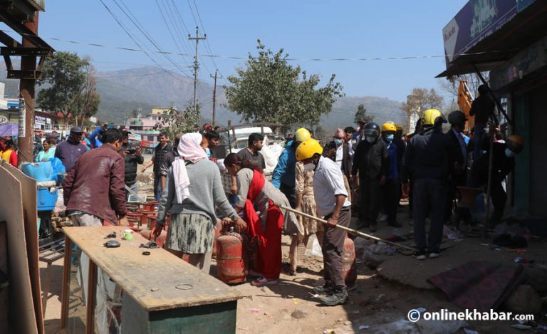 वीरेन्द्रनगरमा नगरपालिकाले डोजर चलाउँदा व्यवसायीले गरे ढुंगामुढा