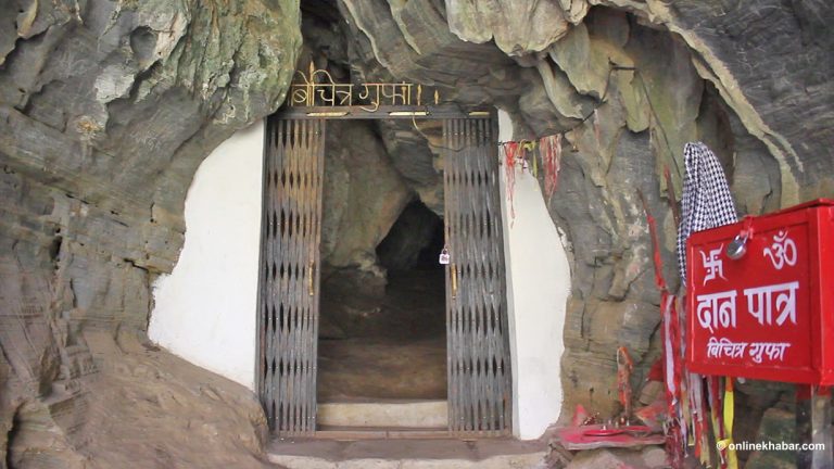 धुर्कोटको विचित्र गुफामा पुग्न थाले विदेशी पर्यटक