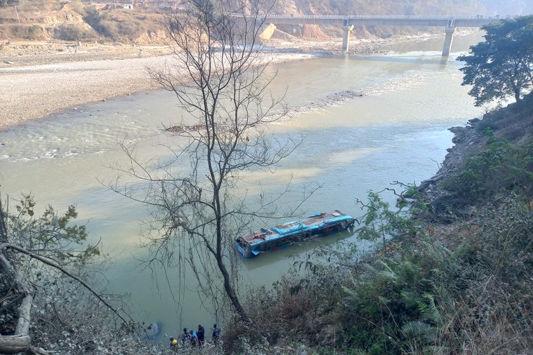 घाटबेंसी बस दुर्घटना अपडेट : मृतकको सङ्ख्या ७ पुग्यो, ३० बढी घाइते