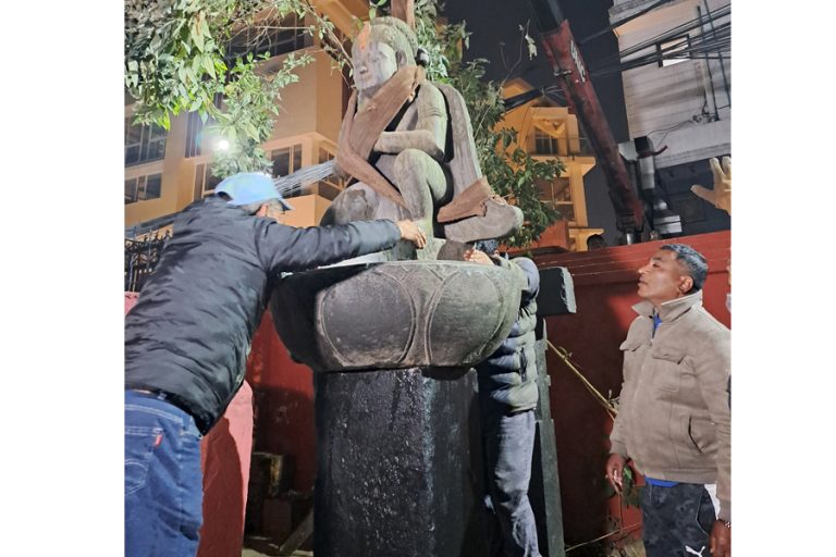 भूकम्पमा ढलेको गरुडको मूर्ति प्रतिस्थापन