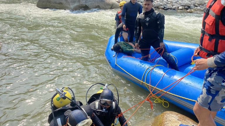 नदी किनारमा कपडा छाडेर बेपत्ता भएका पुरुष मृत भेटिए