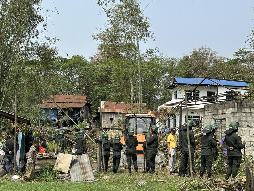 अवैध संरचनामा इटहरी उपमहानगरको डोजर