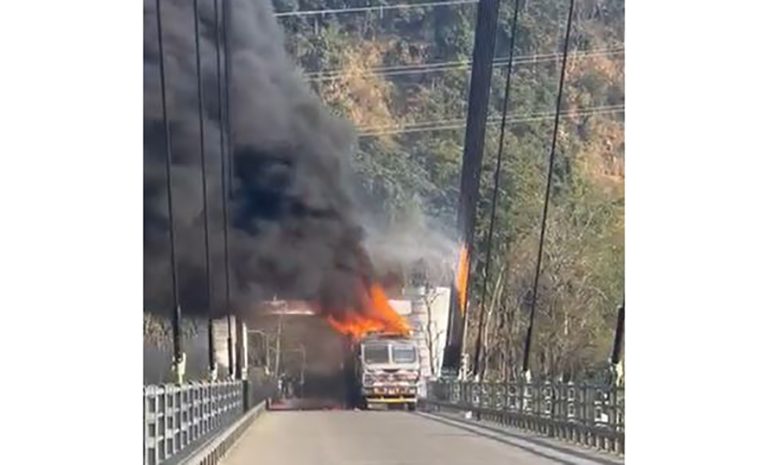 कर्णाली पुलमा गुडिरहेको ट्रकमा आगलागी, पुलमा पनि सल्कियो