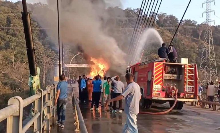 ट्रकबाट कर्णाली पुलमा सल्केको आगो नियन्त्रणमा