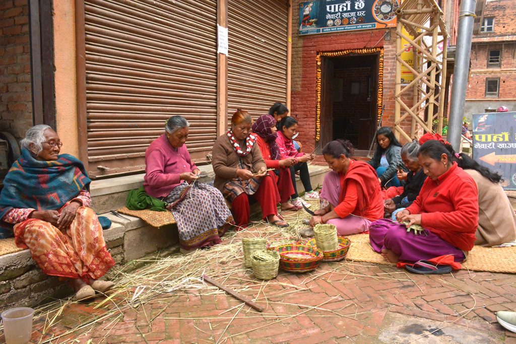 परम्परागत सिप सिकाउँदै ज्येष्ठ नागरिक