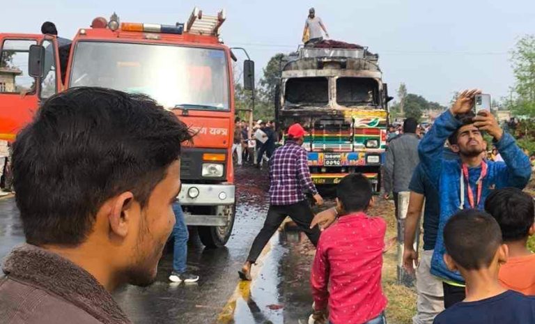 कैलालीमा लाइटर र खुर्सानी बाेकेकाे ट्रकमा आगलागी