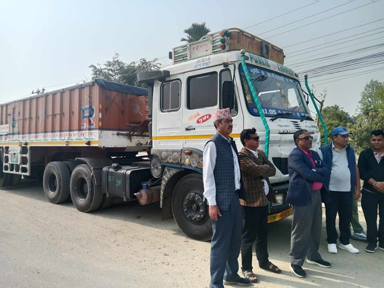 ट्रक व्यवसायीले रोके ओभरलोड भारतीय ट्रक, निर्देशिका लागू गर्न माग