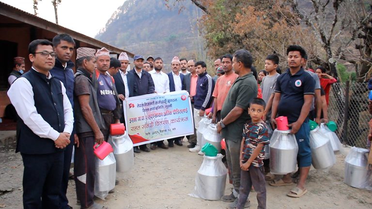 गुल्मीका सिदुङखा र हाडीखोलाका अग्नी पीडितलाई कर्मचारी संगठनको सहयोग