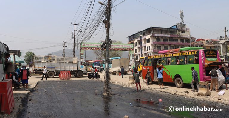 पोललाई बीचमै पारेर सडक डिभिजनले गर्‍यो कालोपत्र