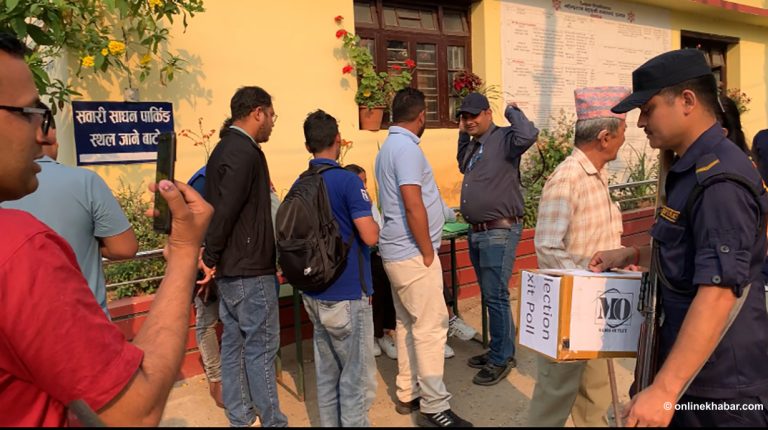 इलाममा मतदान केन्द्रभित्रै नक्कली मतदान, प्रहरी जफत गर्‍यो सामग्री