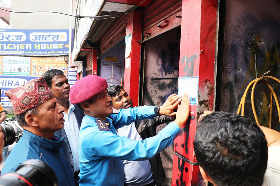 ध्वनि प्रदूषण नगराउन भन्दै कास्की प्रहरीले सुरु गर्‍यो ‘स्टिकर’ अभियान