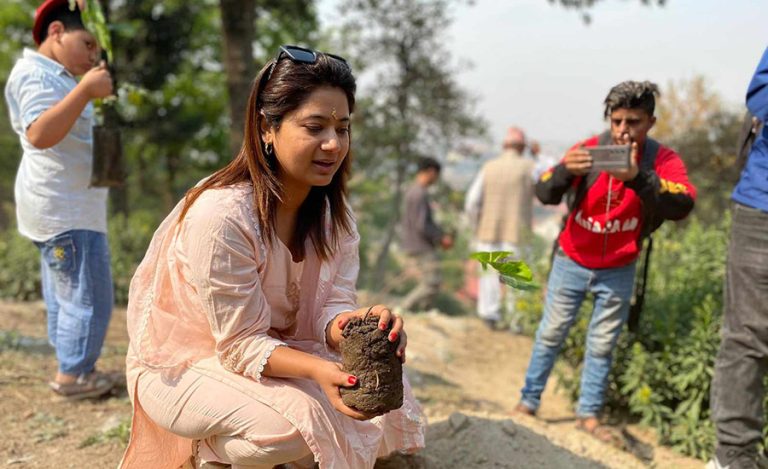 कलाकारले गरे पशुपति मृगस्थलीमा वृक्षरोपण (तस्वीर)