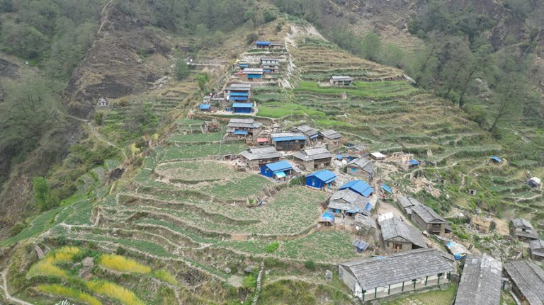 पहिरोका कारण रित्तिदै म्याग्दीको चौरखानी गाउँ