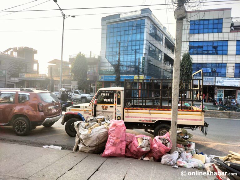 पोखरामा ल्याण्डफिलमा ४ दिनदेखि आगलागी हुँदा फोहोर सडकमै