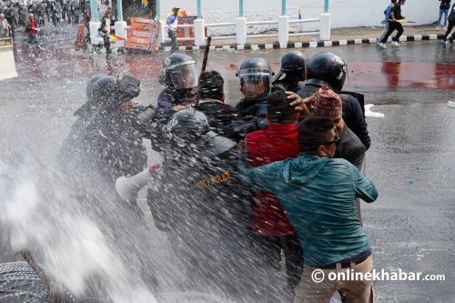 सिंहदरबार अगाडि राप्रपा र प्रहरीको घम्साघम्सी (तस्वीरहरू)