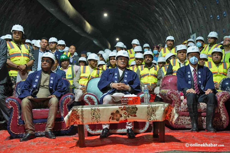 प्रधानमन्त्रीलाई सुरूङभित्रै सोफा (तस्वीरहरू)