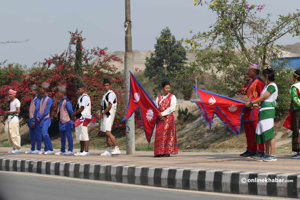 कतारी अमिरलाई स्वागत गर्न सांस्कृतिक भेषभूषामा नेपाली (तस्वीरहरू)