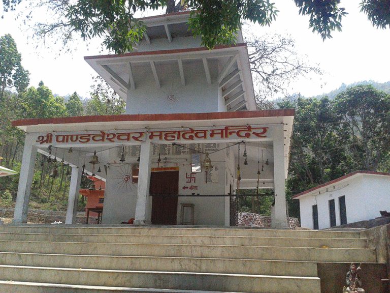 दाङको धारापानीमा पर्यटकको चहलपहल   