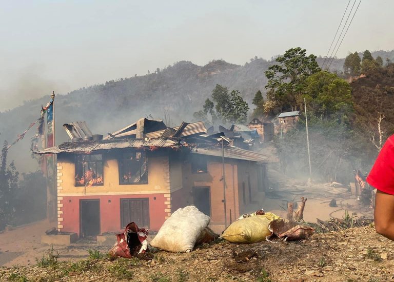 काभ्रेको रोशीमा आगलागीबाट १४ घर जले
