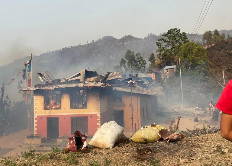 काभ्रेको रोशीमा आगलागीबाट १४ घर जले