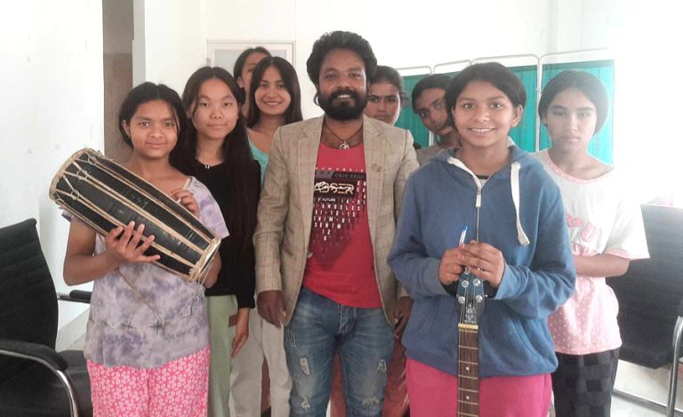 अनाथ बालबालिकालाई निःशुल्क संगीत कक्षा
