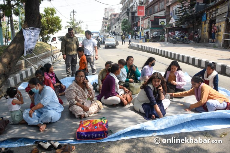 रुसी सेनाका परिवारले माइतीघरमा सुरू गरे अनशन (तस्वीरहरू)