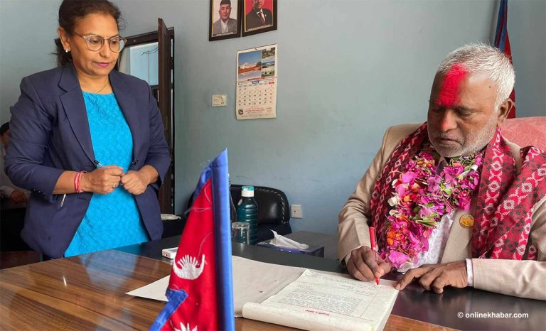 राजीनामा दिएको १५ दिनपछि लुम्बिनीमा मन्त्रीको पदभार ग्रहण