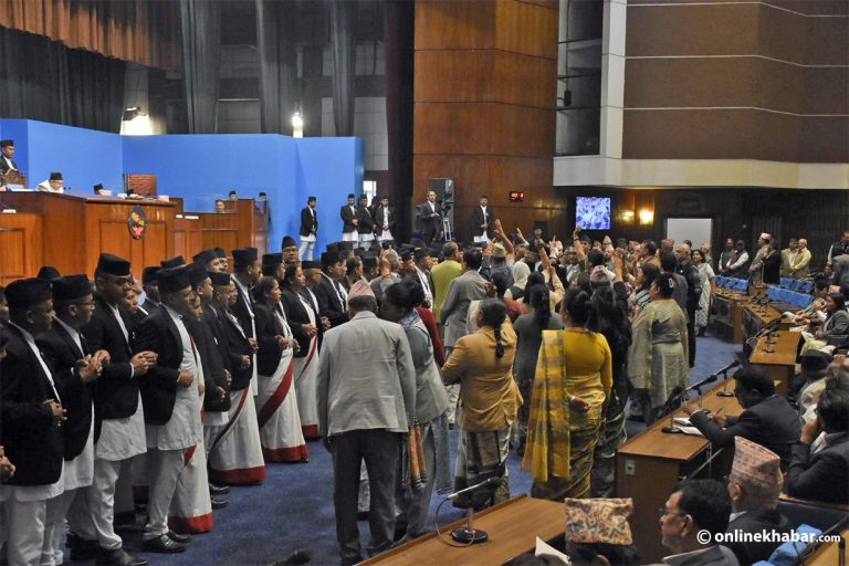 संसदमा कांग्रेस सांसदहरुको नाराबाजी