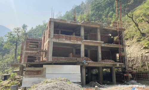 गोरखाको धार्चेमा प्रशासनिक भवन अलपत्र छाडेर ठेकेदार सम्पर्कविहीन