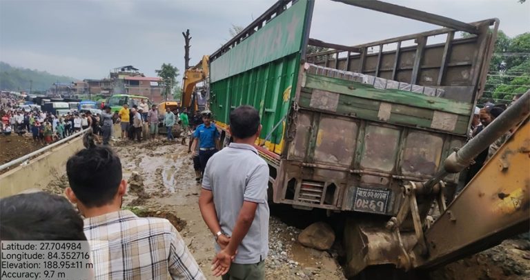 एउटा ट्रकका कारण राजमार्ग अवरुद्ध, चालक र ट्रकधनी सम्पर्कविहीन