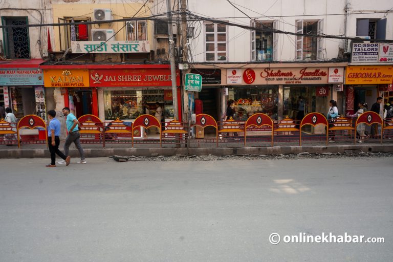 २२ वडाले न्यूरोडको बिरुवा उखेलेर रेलिङ काट्यो