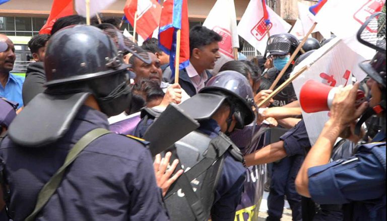 भन्सार विभाग घेर्न गएका आजपाका कार्यकर्ता र प्रहरी बीच झडप
