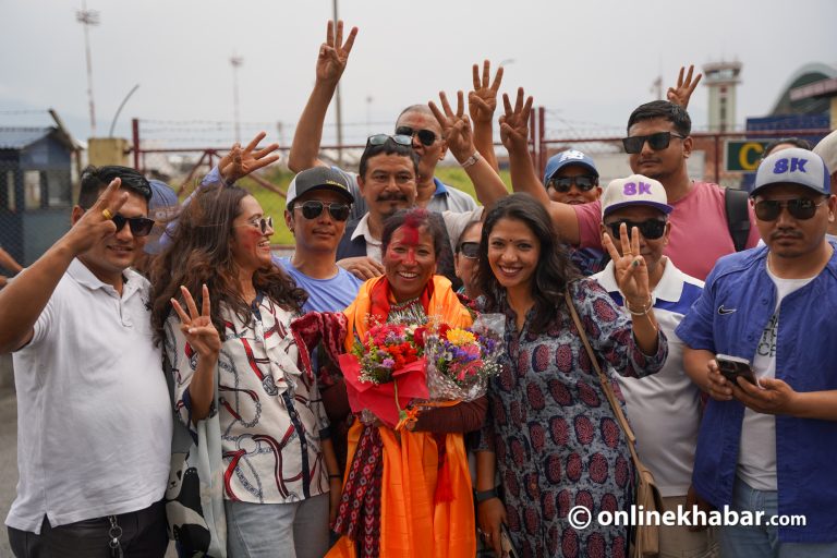 एकै मौसममा ३ पटक सगरमाथा आरोहण गरी फर्किएकी पूर्णिमालाई विमानस्थलमा स्वागत