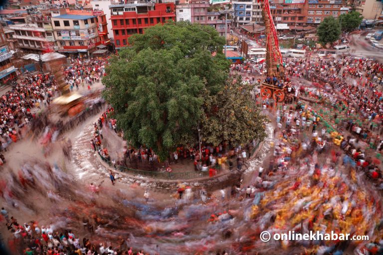 लगनखेलमा पुर्‍याइयो रातो मत्स्येन्द्रनाथको रथ (तस्वीरहरू )