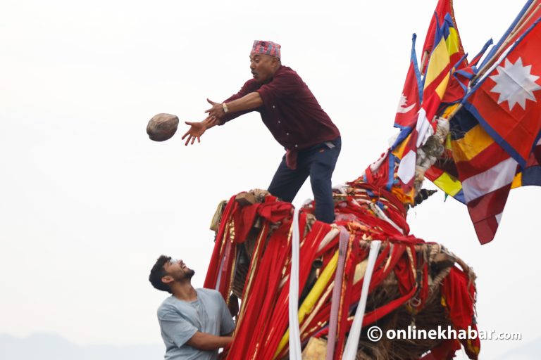 रातो मच्छिन्द्रनाथको रथको टुप्पोबाट खसालियो नरिवल (तस्वीरहरू)