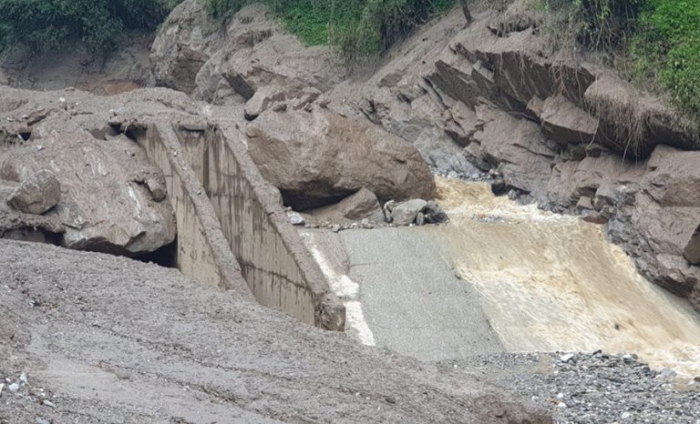 बाढीले रेलेखोला जलविद्युत् आयोजनाको बाँधमा क्षति