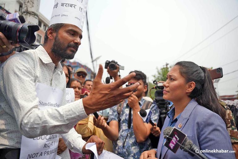 एकल प्रदर्शन गरिरहेका चापागाईंलाई भेट्न माइतीघर पुगिन् शिक्षामन्त्री सुमना