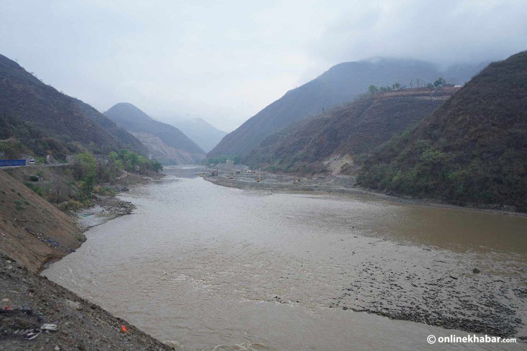 सुनकोशीमा डुबेका किशोर ३ दिनदेखि बेपत्ता, गोताखोर झिकाइँदै