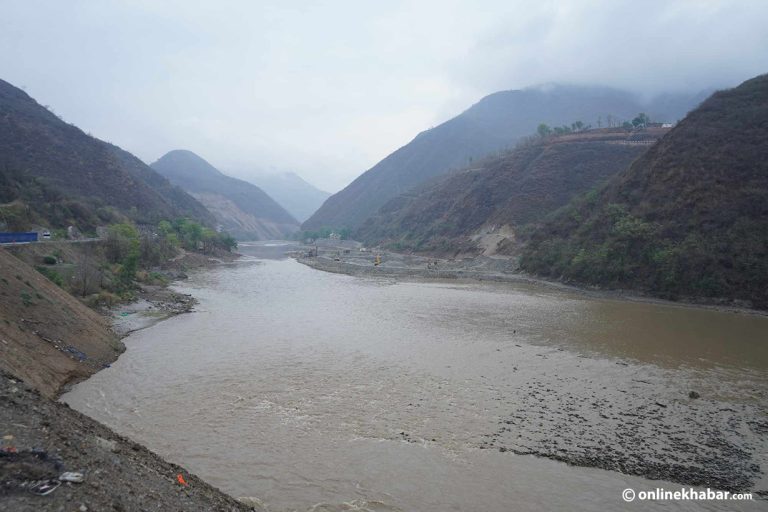 सुनकोशीमा डुबेका किशोर ३ दिनदेखि बेपत्ता, गोताखोर झिकाइँदै