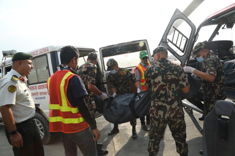 सेनाले सगरमाथा र ल्होत्से हिमालबाट दुई जनाको शव काठमाडौं ल्यायो