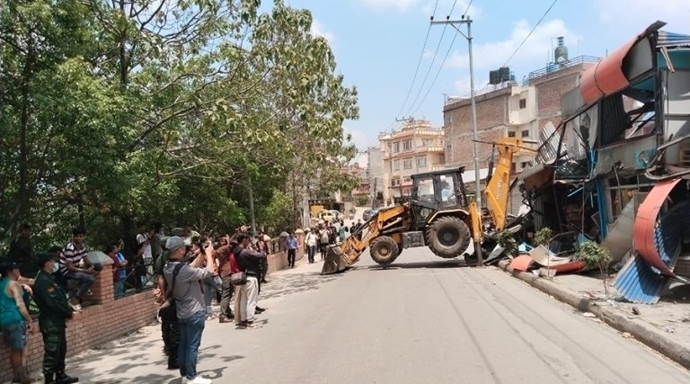 बागमती करिडोरका अतिक्रमित संरचनामा महानगरको डोजर